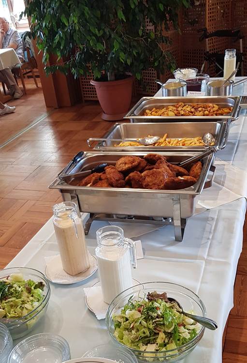 Ein Bild, das Essen, Tisch, Mahlzeit, Geschirr enthlt.

Automatisch generierte Beschreibung