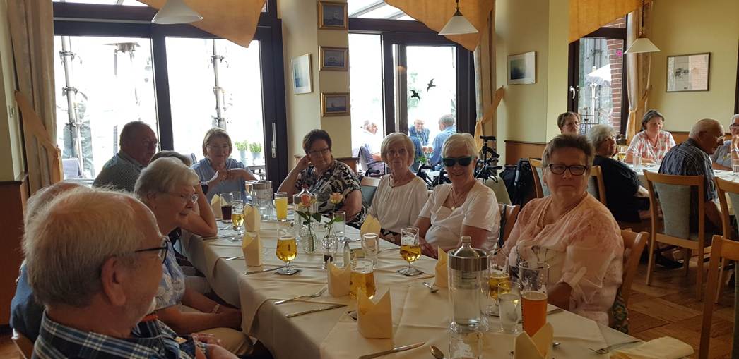 Ein Bild, das Tisch, Person, Geschirr, Kleidung enth�lt.

Automatisch generierte Beschreibung