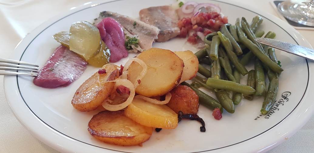 Ein Bild, das Platte, Essen, Zutaten, Kochkunst enth�lt.

Automatisch generierte Beschreibung
