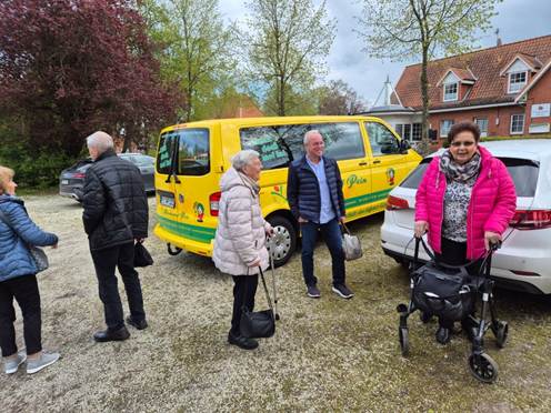 Ein Bild, das drau�en, Kleidung, Fahrzeug, Person enth�lt.

Automatisch generierte Beschreibung
