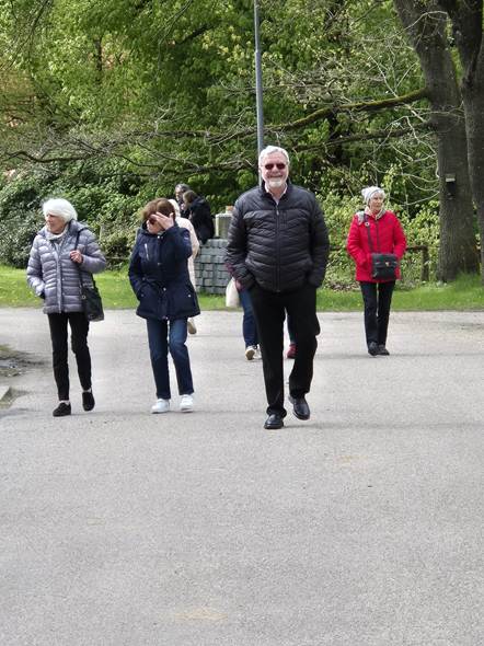 Ein Bild, das drau�en, Baum, Kleidung, Schuhwerk enth�lt.

Automatisch generierte Beschreibung