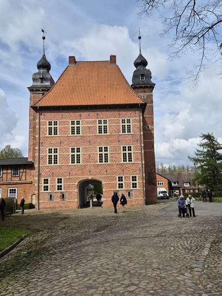 Ein Bild, das drau�en, Wolke, Geb�ude, Himmel enth�lt.

Automatisch generierte Beschreibung