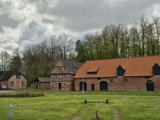 Ein Bild, das drau�en, Gras, Wolke, Geb�ude enth�lt.

Automatisch generierte Beschreibung