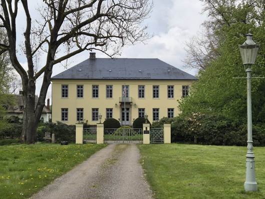Ein Bild, das drau�en, Geb�ude, Gras, Himmel enth�lt.

Automatisch generierte Beschreibung