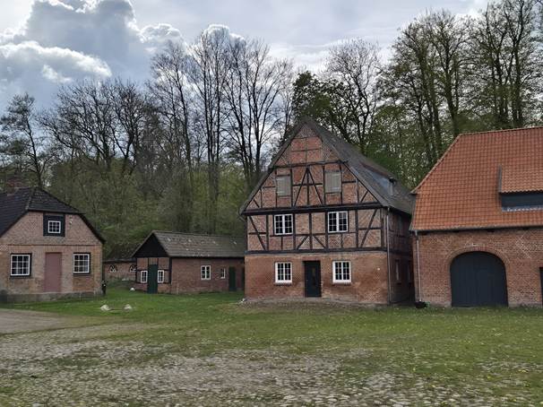 Ein Bild, das drau�en, Wolke, Geb�ude, Gras enth�lt.

Automatisch generierte Beschreibung